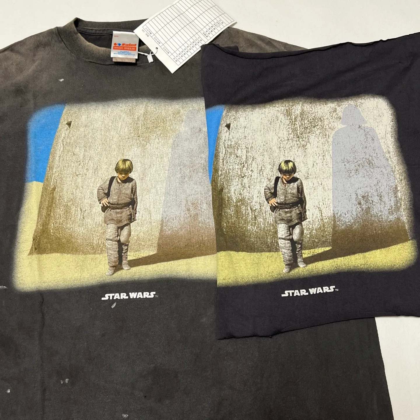 Printing proofing SAINT Mxxxxxx × STAR WARS SW_SS TEE /ANAKIN/BLK Star Wars co-branded TEE Anakin Skywalker Darth Vader reflection printed TEE washed black S-XL The printing comes from the impressive poster vision of "Anakin Skywalker" in "STAR WARS Episode I/The Phantom Menace" and the design of "Darth Vader" printed on the back The entire garment is hand-processed with dirt, washed with water, and printed with a distressed feel, which perfectly interprets the artistic specialty of NEW VINTAGE. In addition, the main mark and wash mark are customized to be consistent with the original version. It can be said that every detail of ZP is perfectly reproduced.